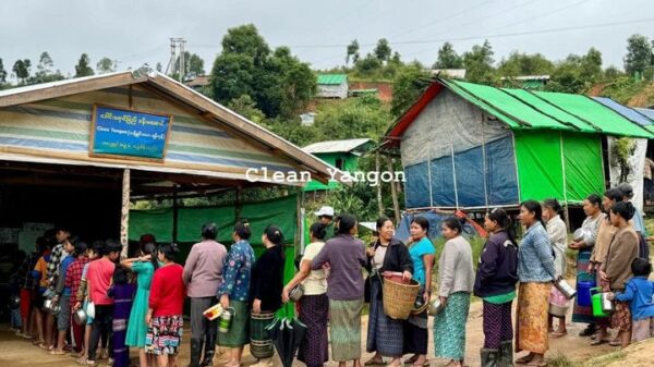 (ကရင်နီပြည် တနေရာရှိ စစ်ဘေးရှောင်စခန်းမှ စစ်ရှောင်ပြည်သူများအား တွေ့ရစဉ်။ ဓာတ်ပုံ - Clean Yangon)