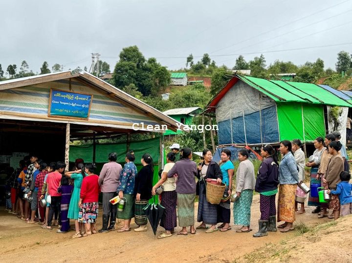 (ကရင်နီပြည် တနေရာရှိ စစ်ဘေးရှောင်စခန်းမှ စစ်ရှောင်ပြည်သူများအား တွေ့ရစဉ်။ ဓာတ်ပုံ - Clean Yangon)