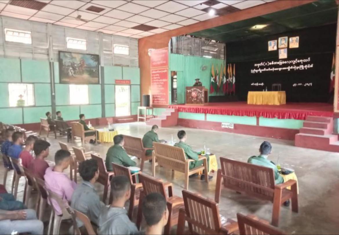 (စစ်မှုထမ်းဥပဒေဖြင့် စုဆောင်းထားသော စစ်သားသစ်အချို့အား တွေ့ရစဉ်။ ဓာတ်ပုံ - စကစ)