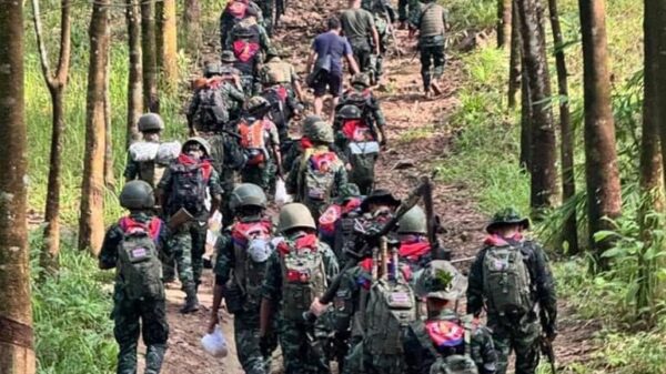(ဒေါနစစ်ကြောင်းမှ ရဲဘော်များအား တွေ့ရစဉ်။ ဓာတ်ပုံ - ဒေါနစစ်ကြောင်း)