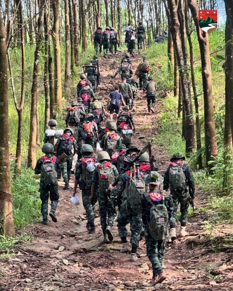 (ဒေါနစစ်ကြောင်းမှ ရဲဘော်များအား တွေ့ရစဉ်။ ဓာတ်ပုံ - ဒေါနစစ်ကြောင်း)