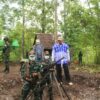 (NUG ပြည်ထောင်စုဝန်ကြီးချုပ် မန်းဝင်းခိုင်သန်း PDF ရှေ့တန်းစစ်စခန်းသို့ သွားရောက်ပြီး ရဲဘော်များနှင့်တွေ့ဆုံနေသည်ကို ၂၀၂၂ ဇွန်လကတွေ့ရစဉ်။ ဓာတ်ပုံ - PVTV)