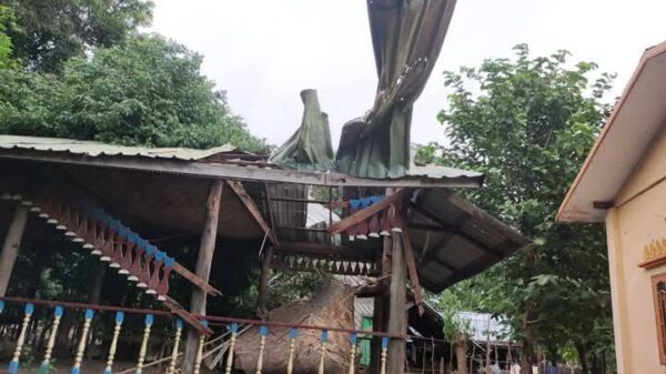 (မတ္တရာမြို့နယ်တွင် အောက်တိုဘာအတွင်းက စစ်တပ်၏လက်နက်ကြီးပစ်ခတ်မှုကြောင့် ပျက်စီးခဲ့သောနေ အိမ်တစ်လုံးအား တွေ့ရစဥ်။ဓာတ်ပုံ - ရောင်နီနွေဦး)