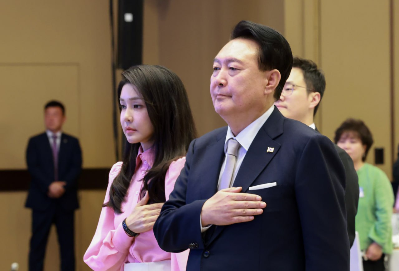 ဇနီးဖြစ်သူရဲ့ အငြင်းပွားစရာ ကိစ္စတွေနဲ့ ပတ်သက်လို တောင်ကိုရီးယား သမ္မတ တောင်းပန်