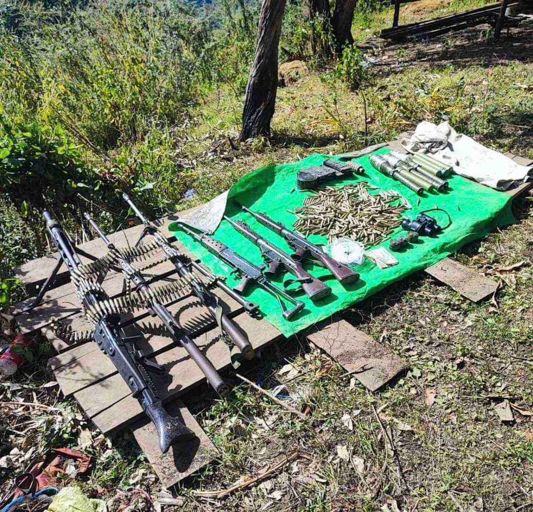 (ဟားခါးမြို့အနီးရှိ စစ်ကောင်စီ၏ Ruavazung တပ်စခန်းသိမ်းတိုက်ပွဲအတွင်း ဖမ်းမိသော စစ်သုံ့ပန်းများနှင့် လက်နက်ခဲယမ်းများအားတွေ့ရစဉ်။ ဓာတ်ပုံ - ပေးပို့)