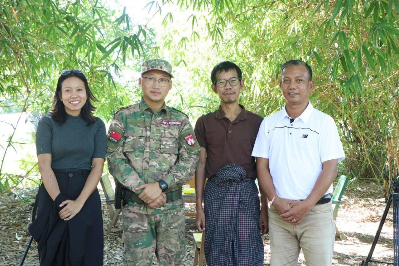 (ကာကွယ်ရေးဝန်ကြီးဦးရည်မွန်အား ဒေါက်တာတေဇာဆန်း၊ PDF စစ်ရုံးချုပ် တာဝန်ရှိသူများ၊ မန္တလေး PDF တာဝန်ခံ ကိုမုန်တိုင်း၊ MDY PDF စစ်ဦးစီးအဖွဲ့ဝင် ဒေါက်တာစိုးသူရဇော်၊ အခြားစစ်ဦးစီးအဖွဲ့ဝင်များနှင့်အတူ တွေ့ရစဥ်။ ဓာတ်ပုံ-Tay Zar San)