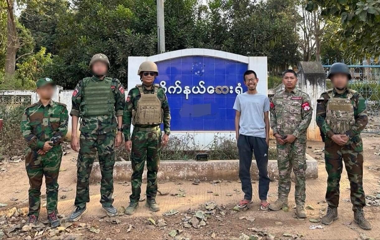 (ကာကွယ်ရေးဝန်ကြီးဦးရည်မွန်အား ဒေါက်တာတေဇာဆန်း၊ PDF စစ်ရုံးချုပ် တာဝန်ရှိသူများ၊ မန္တလေး PDF တာဝန်ခံ ကိုမုန်တိုင်း၊ MDY PDF စစ်ဦးစီးအဖွဲ့ဝင် ဒေါက်တာစိုးသူရဇော်၊ အခြားစစ်ဦးစီးအဖွဲ့ဝင်များနှင့်အတူ တွေ့ရစဥ်။ ဓာတ်ပုံ-Tay Zar San)