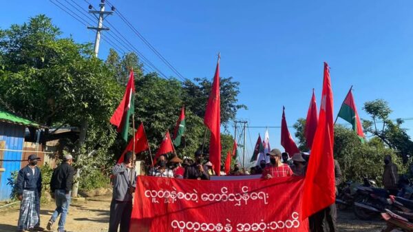 (ဖားကန့် ​မှော်လှည့်သပိတ် နှင့်​ဒေသခံပြည်သူများစစ်အာဏာရှင်ပြုတ်ကျ​ရေးဆန္ဒထုတ်​ဖော်​နေကြ စဥ်။ဓါတ်ပုံ-ဖားကန့်​မှော်လှည့်သပိတ် )