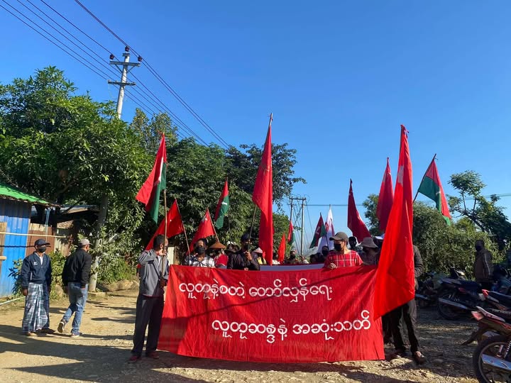 (ဖားကန့် ​မှော်လှည့်သပိတ် နှင့်​ဒေသခံပြည်သူများစစ်အာဏာရှင်ပြုတ်ကျ​ရေးဆန္ဒထုတ်​ဖော်​နေကြ စဥ်။ဓါတ်ပုံ-ဖားကန့်​မှော်လှည့်သပိတ် )