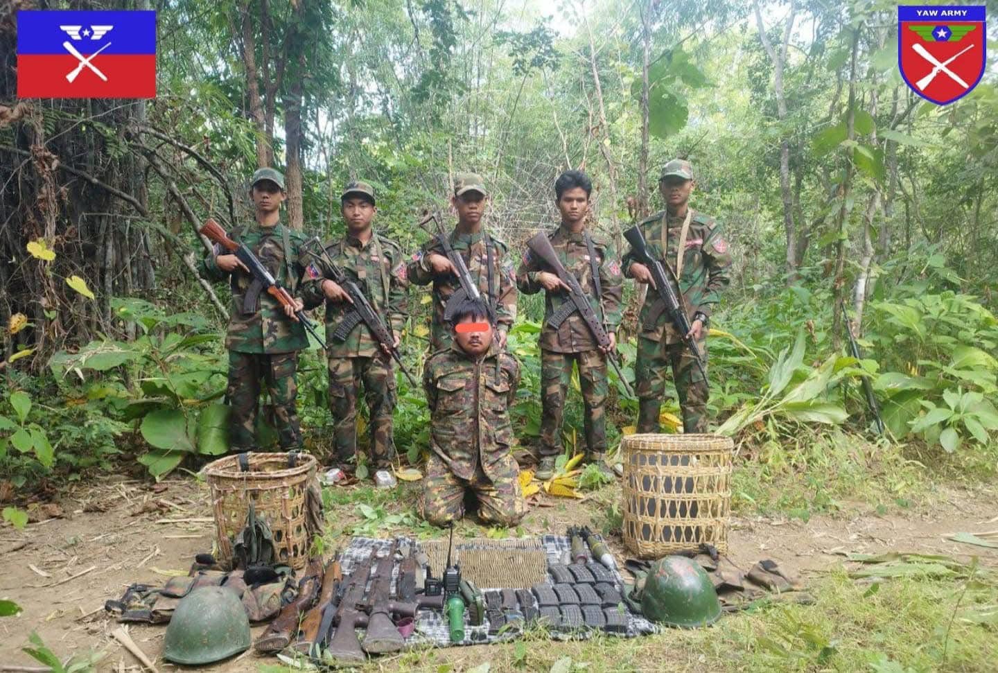 ဖမ်းဆီးရမိသော စစ်သုံ့ပန်းနှင့် လက်နက်ခဲယမ်းများ။ ဓာတ်ပုံ - YA