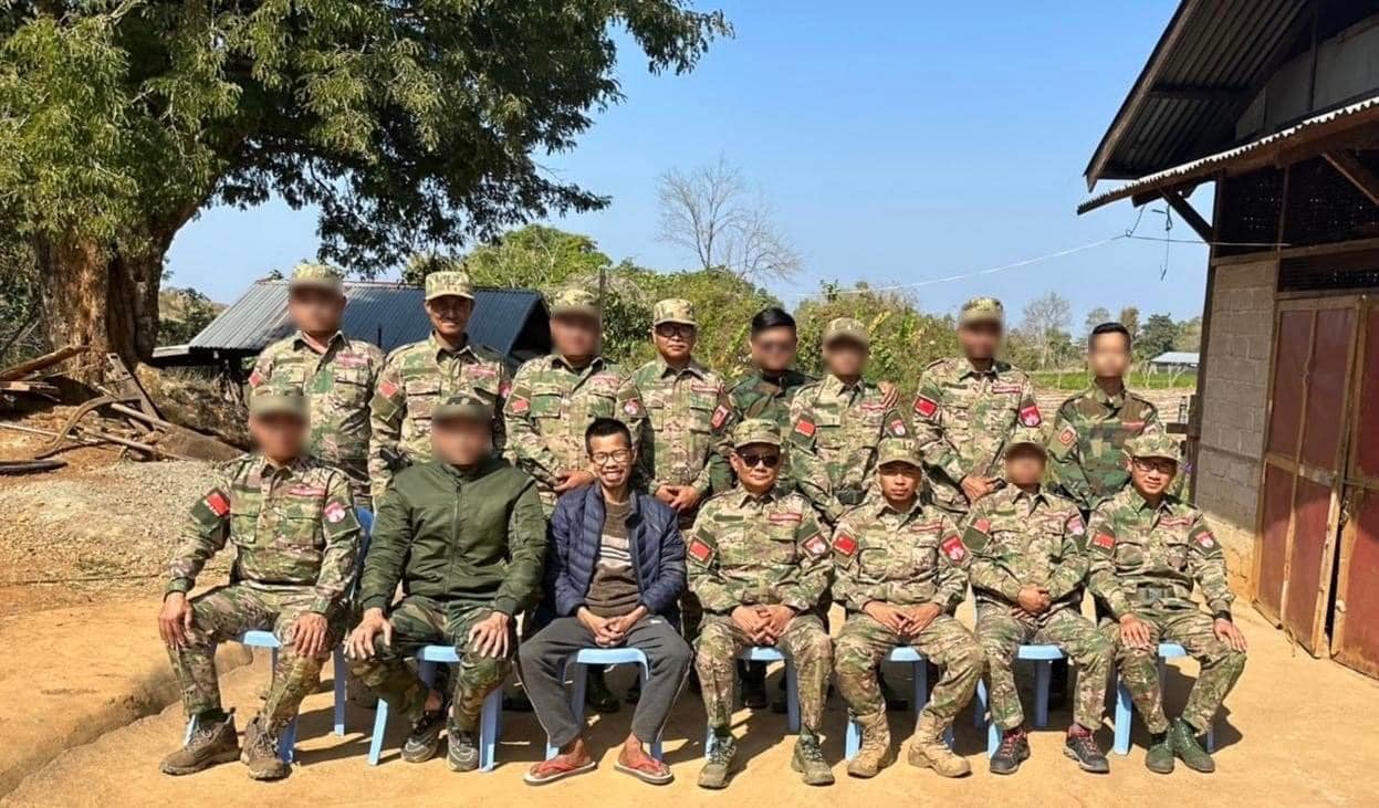 (ကာကွယ်ရေးဝန်ကြီးဦးရည်မွန်အား ဒေါက်တာတေဇာဆန်း၊ PDF စစ်ရုံးချုပ် တာဝန်ရှိသူများ၊ မန္တလေး PDF တာဝန်ခံ ကိုမုန်တိုင်း၊ MDY PDF စစ်ဦးစီးအဖွဲ့ဝင် ဒေါက်တာစိုးသူရဇော်၊ အခြားစစ်ဦးစီးအဖွဲ့ဝင်များနှင့်အတူ တွေ့ရစဥ်။ ဓာတ်ပုံ-Tay Zar San)