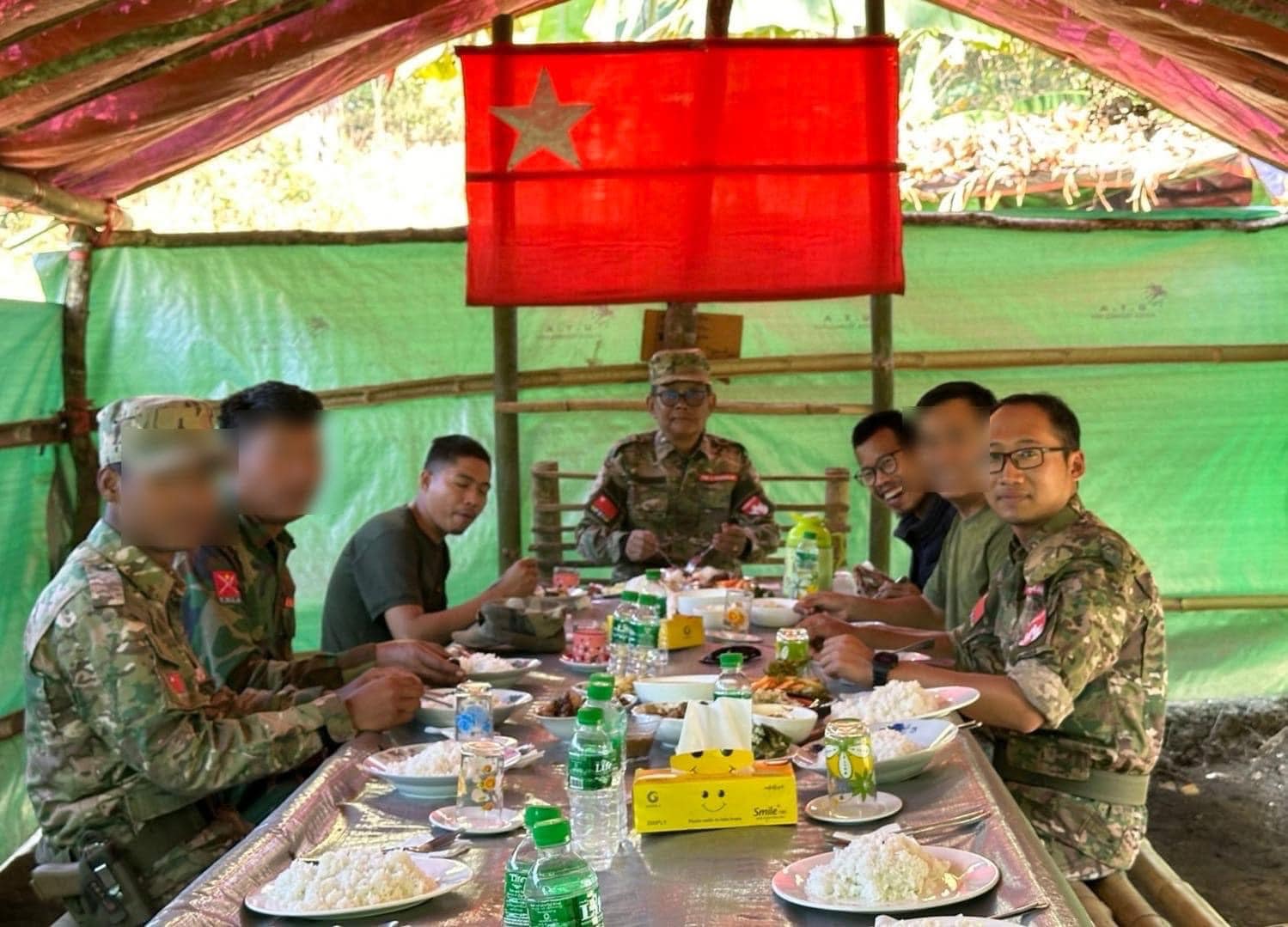 (ကာကွယ်ရေးဝန်ကြီးဦးရည်မွန်အား ဒေါက်တာတေဇာဆန်း၊ PDF စစ်ရုံးချုပ် တာဝန်ရှိသူများ၊ မန္တလေး PDF တာဝန်ခံ ကိုမုန်တိုင်း၊ MDY PDF စစ်ဦးစီးအဖွဲ့ဝင် ဒေါက်တာစိုးသူရဇော်၊ အခြားစစ်ဦးစီးအဖွဲ့ဝင်များနှင့်အတူ တွေ့ရစဥ်။ ဓာတ်ပုံ-Tay Zar San)