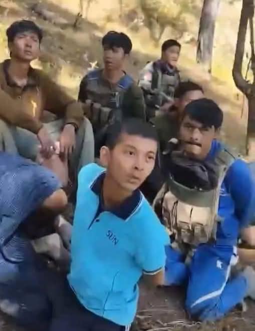 (ဟားခါးမြို့အနီးရှိ စစ်ကောင်စီ၏ Ruavazung တပ်စခန်းသိမ်းတိုက်ပွဲအတွင်း ဖမ်းမိသော စစ်သုံ့ပန်းများအား တွေ့ရစဉ်။ ဓာတ်ပုံ - ပေးပို့)