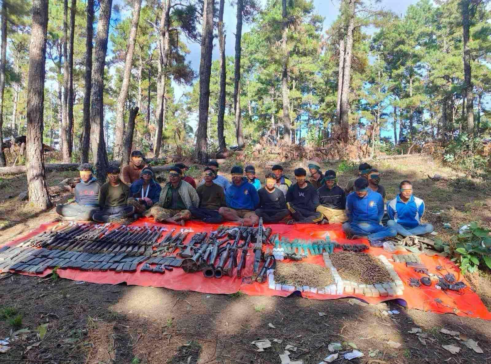 (ဟားခါးမြို့အနီးရှိ စစ်ကောင်စီ၏ Ruavazung တပ်စခန်းသိမ်းတိုက်ပွဲအတွင်း ဖမ်းမိသော စစ်သုံ့ပန်းများအား တွေ့ရစဉ်။ ဓာတ်ပုံ - ပေးပို့)