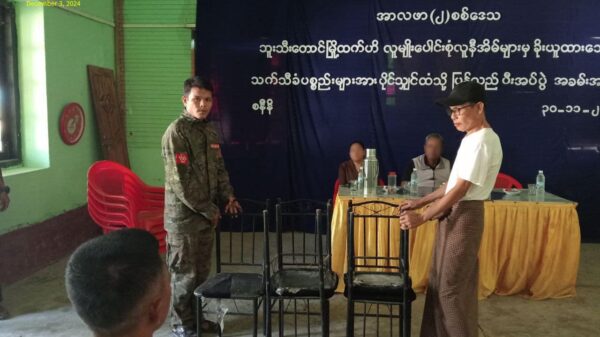 (ဘူးသီးတောင်မြို့ရှိ ပိုင်ရှင်များထံ ပစ္စည်းများပြန်လည် အပ်နှံနေစဉ်။ ဓာတ်ပုံ - AA)