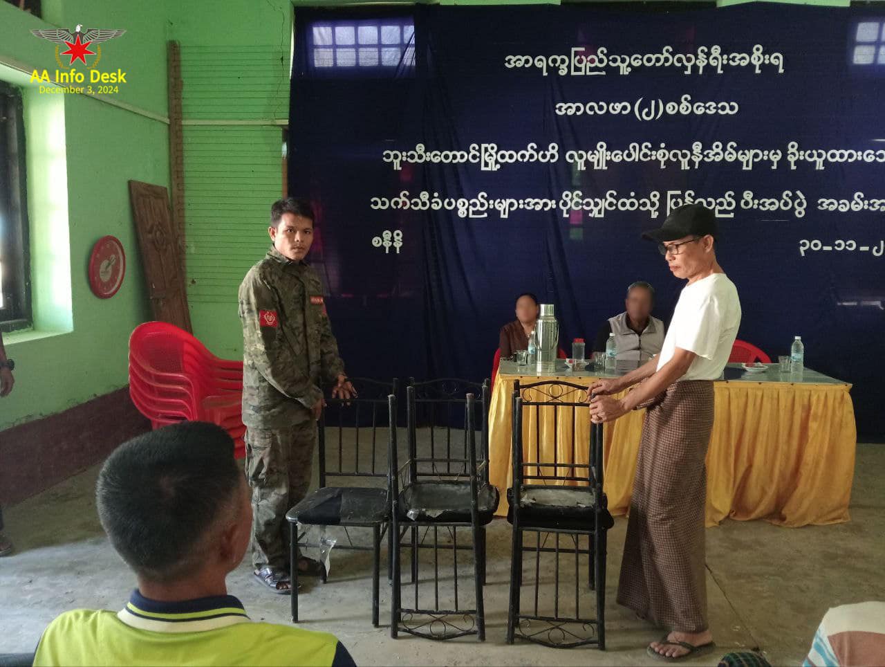 (ဘူးသီးတောင်မြို့ရှိ ပိုင်ရှင်များထံ ပစ္စည်းများပြန်လည် အပ်နှံနေစဉ်။ ဓာတ်ပုံ - AA)