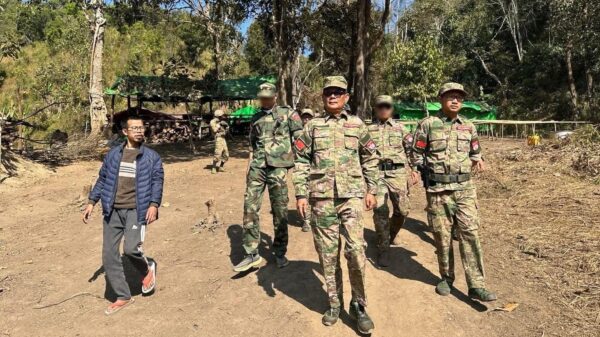 (ကာကွယ်ရေးဝန်ကြီးဦးရည်မွန်အား ဒေါက်တာတေဇာဆန်း၊ PDF စစ်ရုံးချုပ် တာဝန်ရှိသူများ၊ မန္တလေး PDF တာဝန်ခံ ကိုမုန်တိုင်း၊ MDY PDF စစ်ဦးစီးအဖွဲ့ဝင် ဒေါက်တာစိုးသူရဇော်၊ အခြားစစ်ဦးစီးအဖွဲ့ဝင်များနှင့်အတူ တွေ့ရစဥ်။ ဓာတ်ပုံ-Tay Zar San)