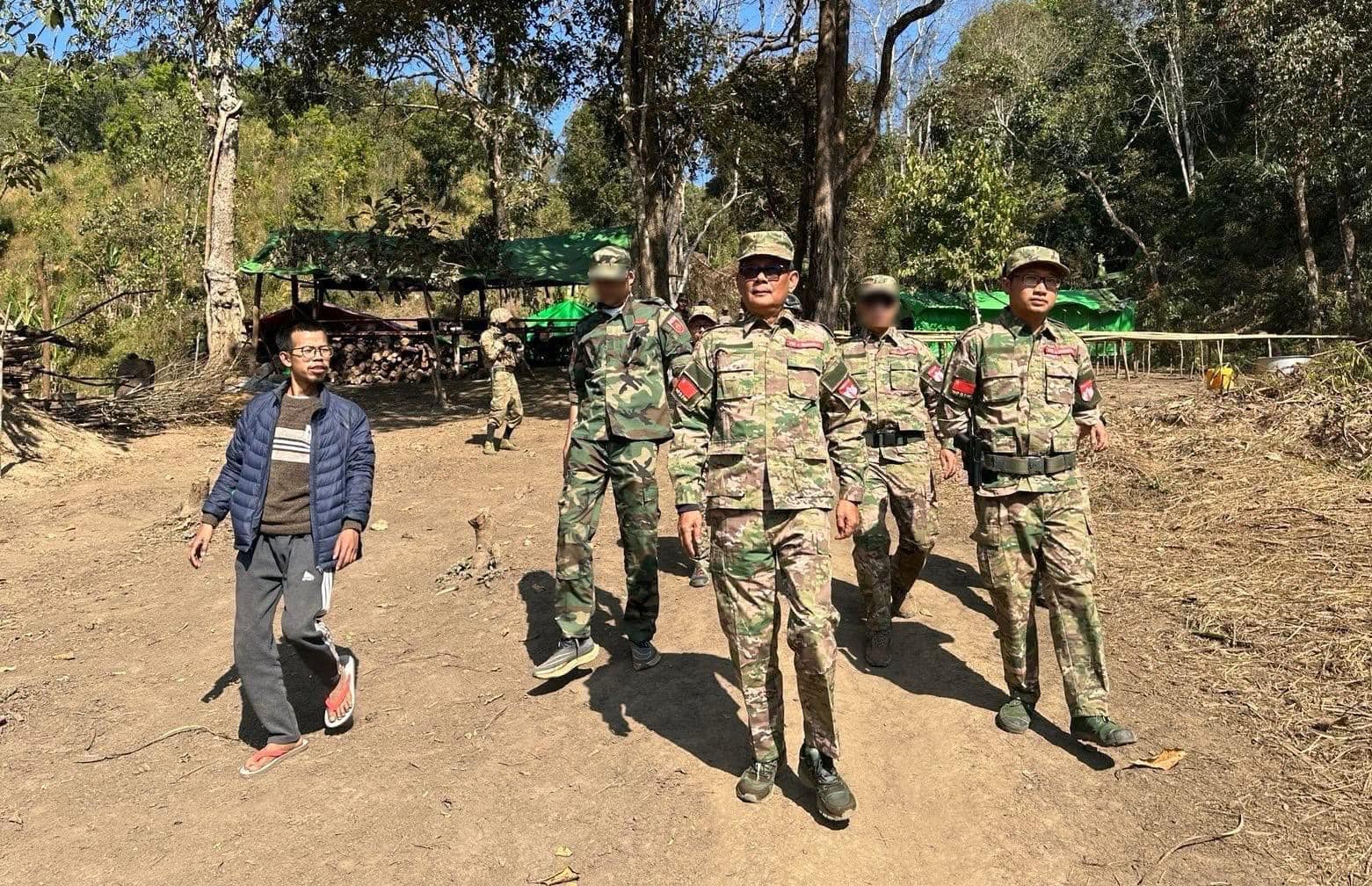 (ကာကွယ်ရေးဝန်ကြီးဦးရည်မွန်အား ဒေါက်တာတေဇာဆန်း၊ PDF စစ်ရုံးချုပ် တာဝန်ရှိသူများ၊ မန္တလေး PDF တာဝန်ခံ ကိုမုန်တိုင်း၊ MDY PDF စစ်ဦးစီးအဖွဲ့ဝင် ဒေါက်တာစိုးသူရဇော်၊ အခြားစစ်ဦးစီးအဖွဲ့ဝင်များနှင့်အတူ တွေ့ရစဥ်။ ဓာတ်ပုံ-Tay Zar San)