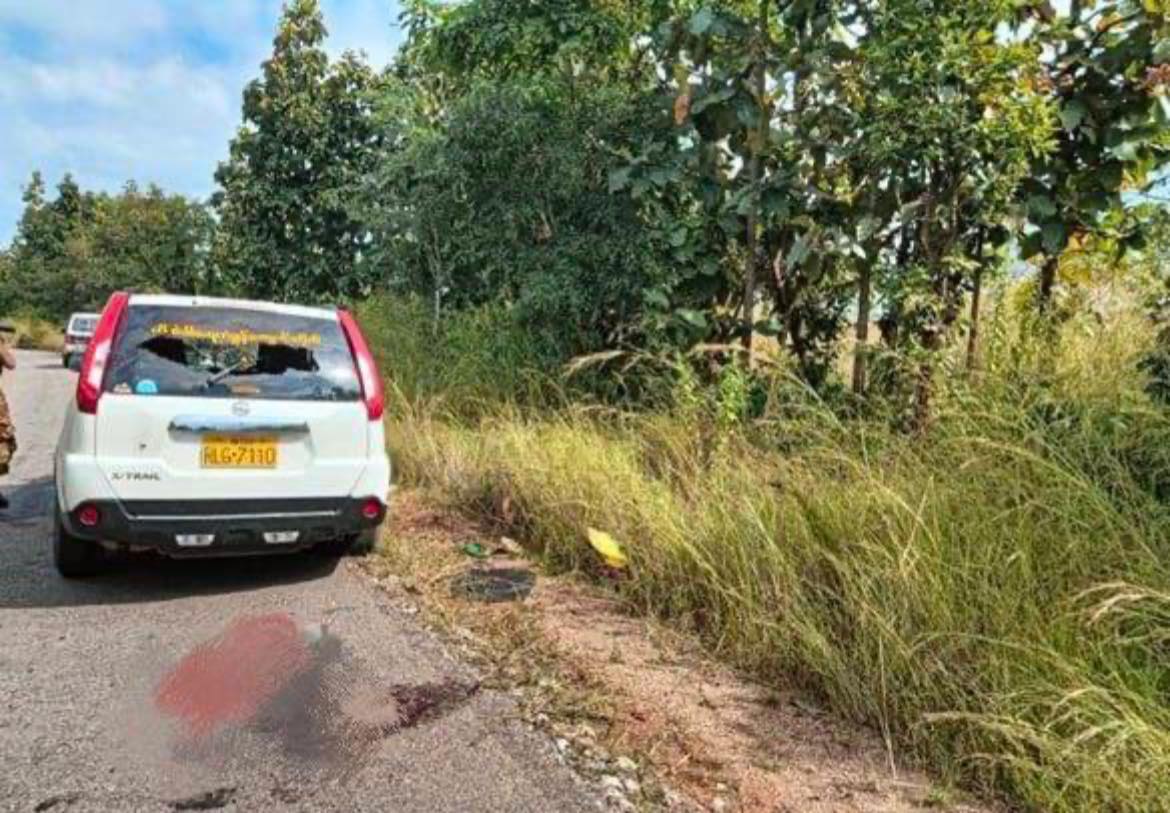 (ထီးစဲခါးရေတံခွန်ကျောင်းတိုက်ဆရာတော်​၏ယာဉ်အား စစ်တပ်က ပစ်ခတ်ပြီးနောက် တွေ့ရစဉ်။ ဓာတ်ပုံ - PNLA)