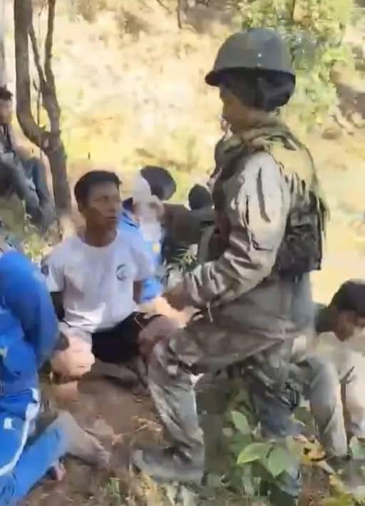 (ဟားခါးမြို့အနီးရှိ စစ်ကောင်စီ၏ Ruavazung တပ်စခန်းသိမ်းတိုက်ပွဲအတွင်း ဖမ်းမိသော စစ်သုံ့ပန်းများအား တွေ့ရစဉ်။ ဓာတ်ပုံ - ပေးပို့)