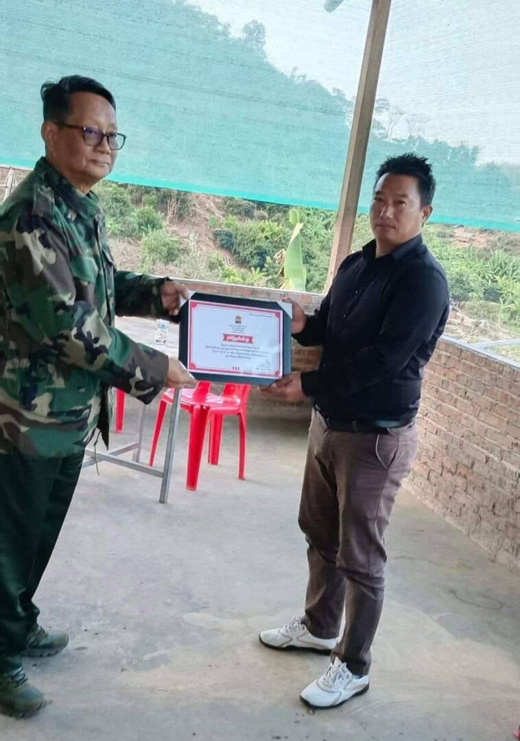 (ဦးချန်းဂျော်ရမ်ဈာပန ကို လိုင်ဇာမြို့တွင် နိုဝင်ဘာ ၃၀ ရက်ကပြုလုပ်ခဲ့စဥ်/ ဦးချန်းဂျော်ရမ်ရှိစဥ်အခါက NUG ကာကွယ်ရေးဝန်ကြီး ဦးရည်မွန်နှင့်အတူတွေ့ရစဥ်။ ဓါတ်ပုံ-CJ)