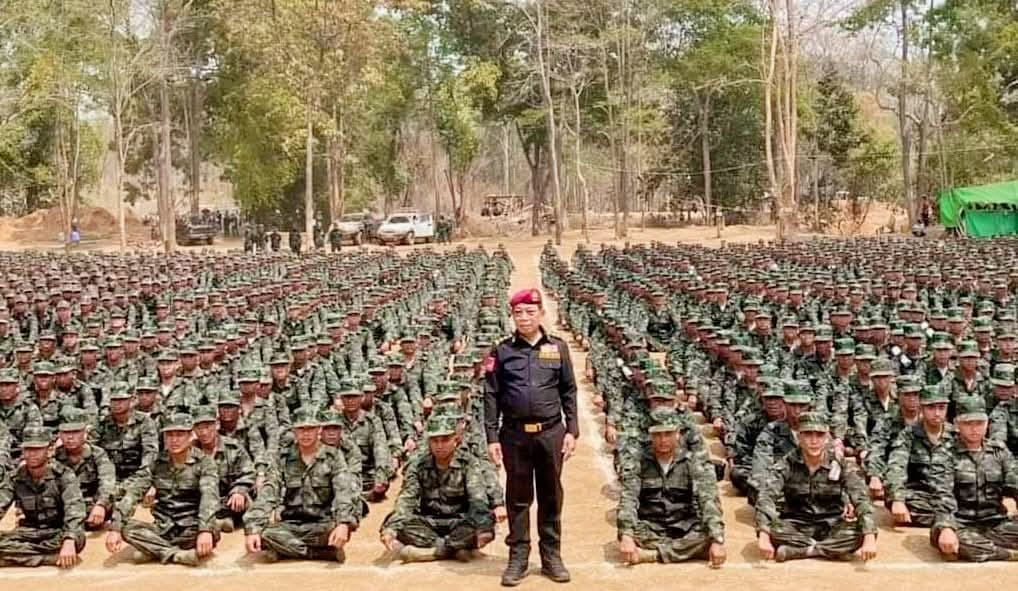 (ဗိုလ်ချုပ်ကြီးယွက်ဆစ်နှင့် RCSS တပ်ဖွဲ့ဝင်များ။ဓါတ်ပုံ-RCSS)