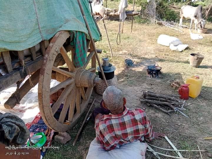 (အညာဒေသမှ စစ်ဘေးရှောင်ပြည်သူများ။ ဓါတ်ပုံ- ရေဦးမြို့နယ် စစ်ရှောင်ပြည်သူထောက်ပံ့ရေး)