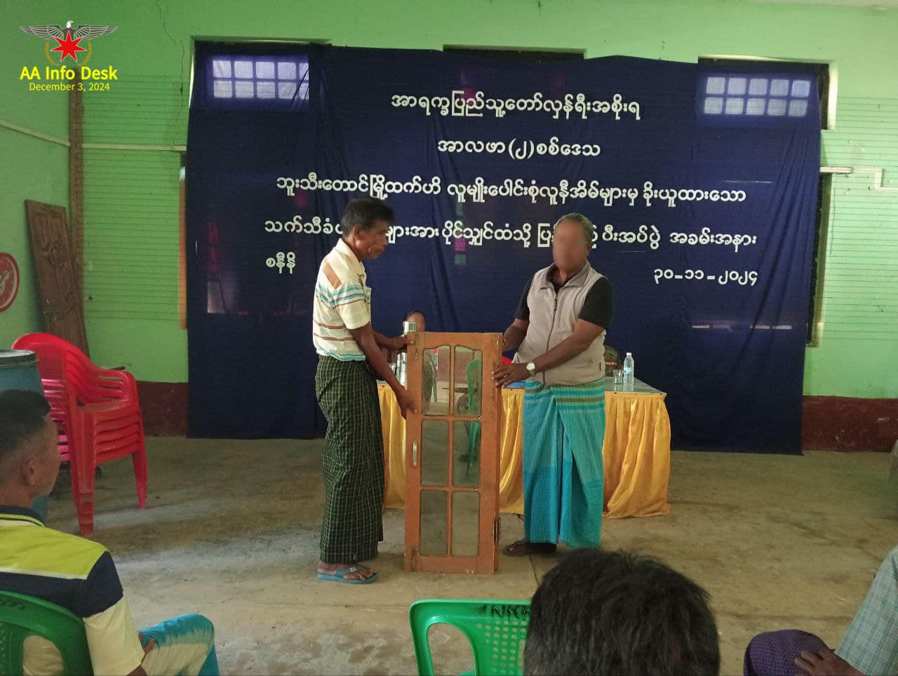 (ဘူးသီးတောင်မြို့ရှိ ပိုင်ရှင်များထံ ပစ္စည်းများပြန်လည် အပ်နှံနေစဉ်။ ဓာတ်ပုံ - AA)
