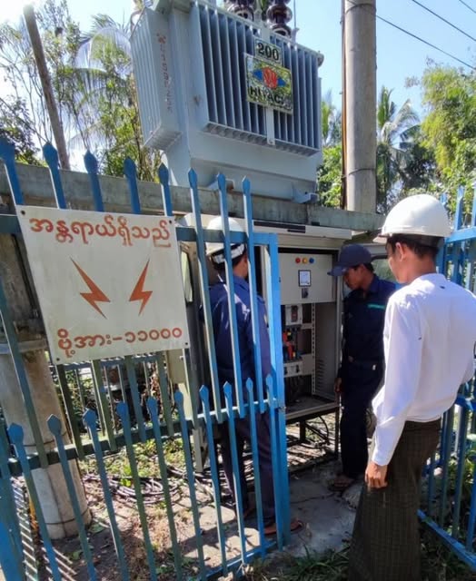 (စစ်ကောင်စီလက်အောက်ခံ လျှပ်စစ်ဝန်ထမ်းများအား တွေ့ရစဉ်။ ဓာတ်ပုံ - စကစ)