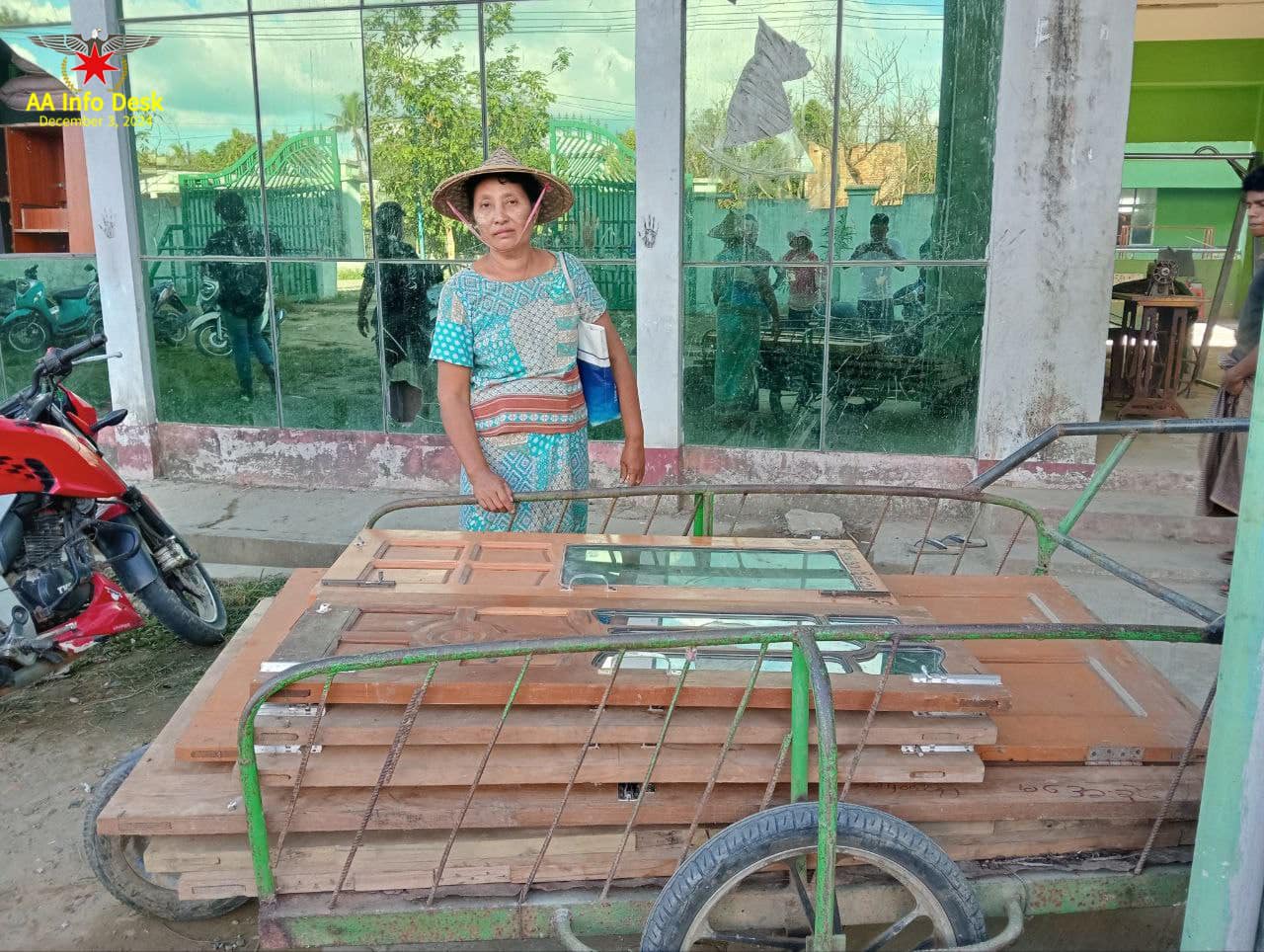 (ဘူးသီးတောင်မြို့ရှိ ပိုင်ရှင်များထံ ပစ္စည်းများပြန်လည် အပ်နှံနေစဉ်။ ဓာတ်ပုံ - AA)