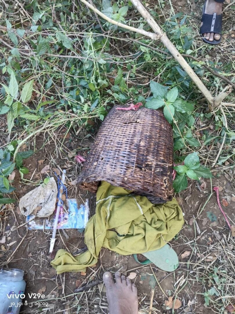 (စစ်ကောင်စီတပ် လက်နက်ကြီးဖြင့်ပစ်ခတ်၍ ဆီဆုံကုန်းကျေးရွာမှ ထိခိုက်မှုများအား တွေ့ရစဉ်။ ဓာတ်ပုံ - ပေးပို့)