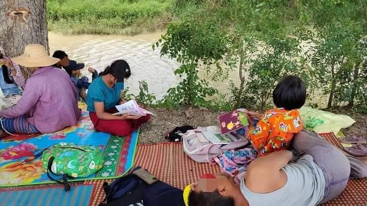(အညာဒေသမှ စစ်ဘေးရှောင်ပြည်သူများ။ ဓါတ်ပုံ- ရေဦးမြို့နယ် စစ်ရှောင်ပြည်သူထောက်ပံ့ရေး)