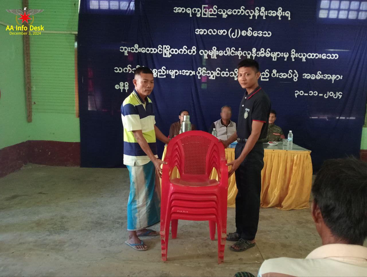 (ဘူးသီးတောင်မြို့ရှိ ပိုင်ရှင်များထံ ပစ္စည်းများပြန်လည် အပ်နှံနေစဉ်။ ဓာတ်ပုံ - AA)