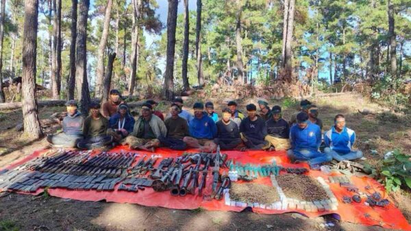 (ဟားခါးမြို့အနီးရှိ စစ်ကောင်စီ၏ Ruavazung တပ်စခန်းသိမ်းတိုက်ပွဲအတွင်း ဖမ်းမိသော စစ်သုံ့ပန်းများနှင့် လက်နက်ခဲယမ်းများအားတွေ့ရစဉ်။ ဓာတ်ပုံ - ပေးပို့)