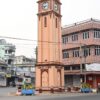 (ပြင်ဦးလွင်မြို့စျေးအနီးရှိ နာရီစင်အား တွေ့ရစဉ်။ ဓာတ်ပုံ − အေအပ်ပီ)