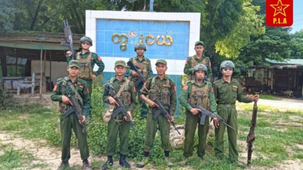 (တွင်းငယ်ကျေးရွာ ဆိုင်းဘုတ်ရှေ့တွင် တွေ့ရသော PLA ရဲဘော်များ ဓာတ်ပုံ- PLA )