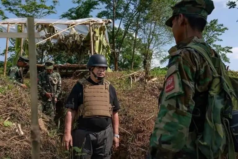 (အမျိုးသားညီညွတ်ရေးအစိုးရ ယာယီသမ္မတဒူဝါလရှီးလ ပြီးခဲ့သည့်နှစ် မေလအတွင်းက PDF ရှေ့တန်းစခန်းတစ်ခုအား သွားရောက်စစ်ဆေးနေစဉ်။ ဓာတ်ပုံ - NUG)