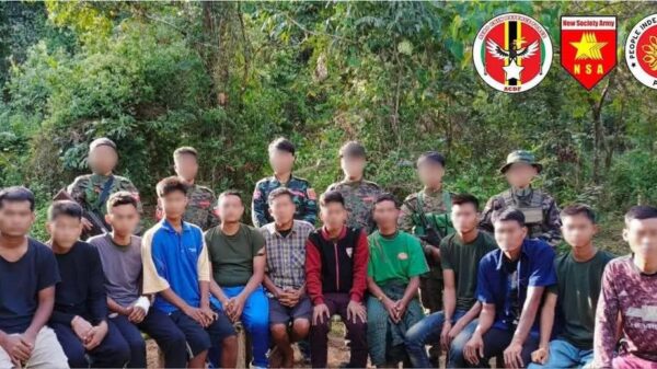 ( အမ်းမှထွက်​ပြေးလာပြီး ​တော်လှန်​ရေးတပ်များဖမ်းဆီးထား​သော စစ်သုံ့ပန်းများ၊​တော်လှန်​ရေးတပ်ဖွဲ့ဝင်များနှင့် သိမ်းဆည်းရရှိ​သောလက်နက်ခဲယမ်းများ။ဓါတ်ပုံ-ACDF)