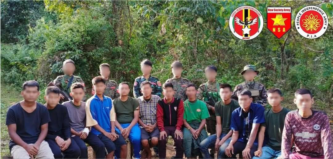 ( အမ်းမှထွက်​ပြေးလာပြီး ​တော်လှန်​ရေးတပ်များဖမ်းဆီးထား​သော စစ်သုံ့ပန်းများ၊​တော်လှန်​ရေးတပ်ဖွဲ့ဝင်များနှင့် သိမ်းဆည်းရရှိ​သောလက်နက်ခဲယမ်းများ။ဓါတ်ပုံ-ACDF)