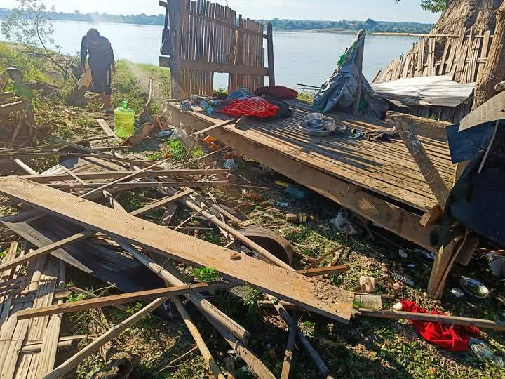 (လေကြောင်းတိုက်ခိုက်မှုကြောင့် ပျက်စီးသွားသည့်တဲနှင့်ပတ်ဝန်းကျင်အား တွေ့ရစဥ်။ဓာတ်ပုံ-Pyae Aung Naing-Kani)