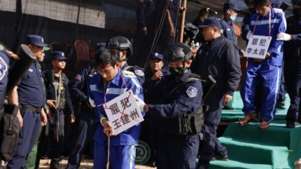 (ပြစ်ဒဏ်စီရင်ခံရသူများအား MNDAAက ခေါ်ဆောင်လာစဉ်နှင့် ကြည့်ရှု့နေသော ပြည်သူများအား တွေ့ရစဉ်။ ဓာတ်ပုံ - MNDAA)