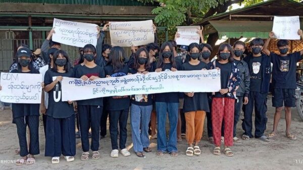(ကနီမြို့နယ်ပညာရေးတာဝန်ခံ ဦးဝင်းဌေးမိသားစု လုပ်ကြံသတ်ဖြတ်ခံခဲ့ရမှု အမှုမှန်အမြန်ပေါ်ပေါက်ရေးအတွက် နိုဝင်ဘာ ၁၁ ရက်က ပြုလုပ်ခဲ့သည့် ဒီပဲယင်းမြို့နယ်ပြည်သူ့အခြေပြုကျောင်းများ၏ campaign လှုပ်ရှားမှုအား တွေ့ရစဥ်။ဓာတ်ပုံ-ဒီပဲယင်းမြို့နယ် ပညာရေးဘုတ်အဖွဲ့)
