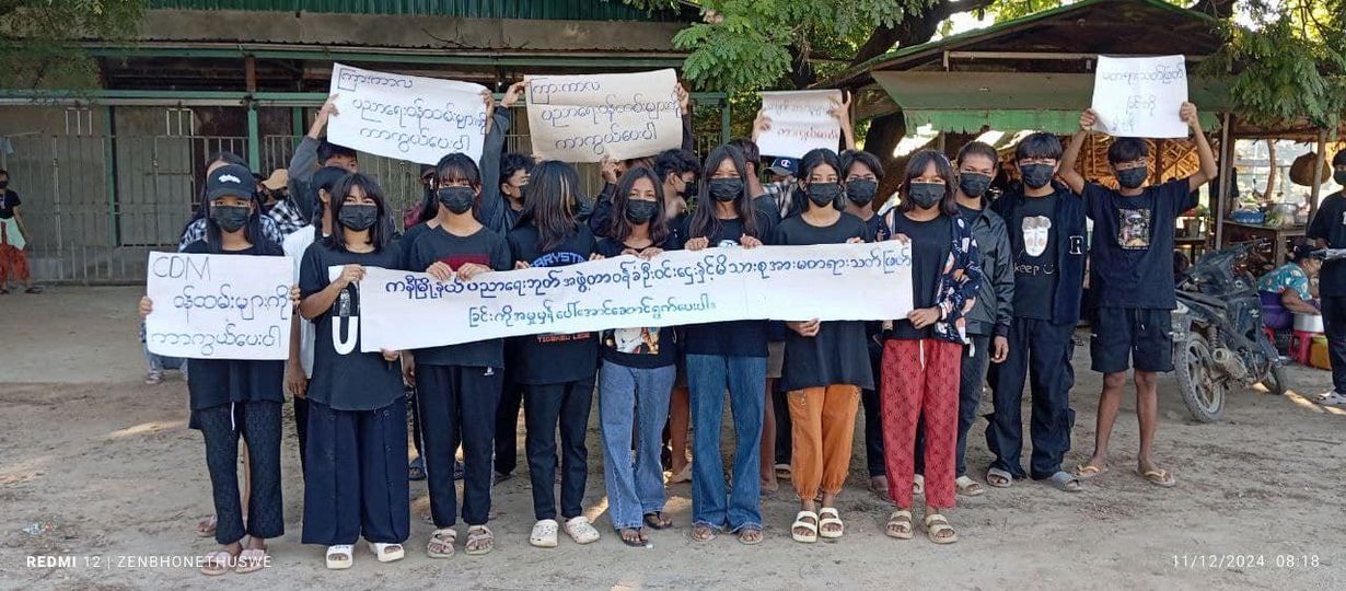 (ကနီမြို့နယ်ပညာရေးတာဝန်ခံ ဦးဝင်းဌေးမိသားစု လုပ်ကြံသတ်ဖြတ်ခံခဲ့ရမှု အမှုမှန်အမြန်ပေါ်ပေါက်ရေးအတွက် နိုဝင်ဘာ ၁၁ ရက်က ပြုလုပ်ခဲ့သည့် ဒီပဲယင်းမြို့နယ်ပြည်သူ့အခြေပြုကျောင်းများ၏ campaign လှုပ်ရှားမှုအား တွေ့ရစဥ်။ဓာတ်ပုံ-ဒီပဲယင်းမြို့နယ် ပညာရေးဘုတ်အဖွဲ့)