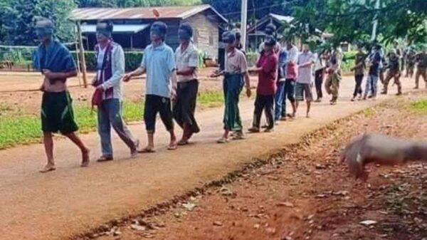 (၂၀၂၁က ဖယ်ခုံမြို့နယ် ရွှေပြည်အေးရွာသားများအား လူသားဒိုင်းအဖြစ်အသုံးပြုရန် စစ်တပ်က ဖမ်းဆီးခေါ်ဆောင်လာစဉ်။ ဓာတ်ပုံ - CJ)