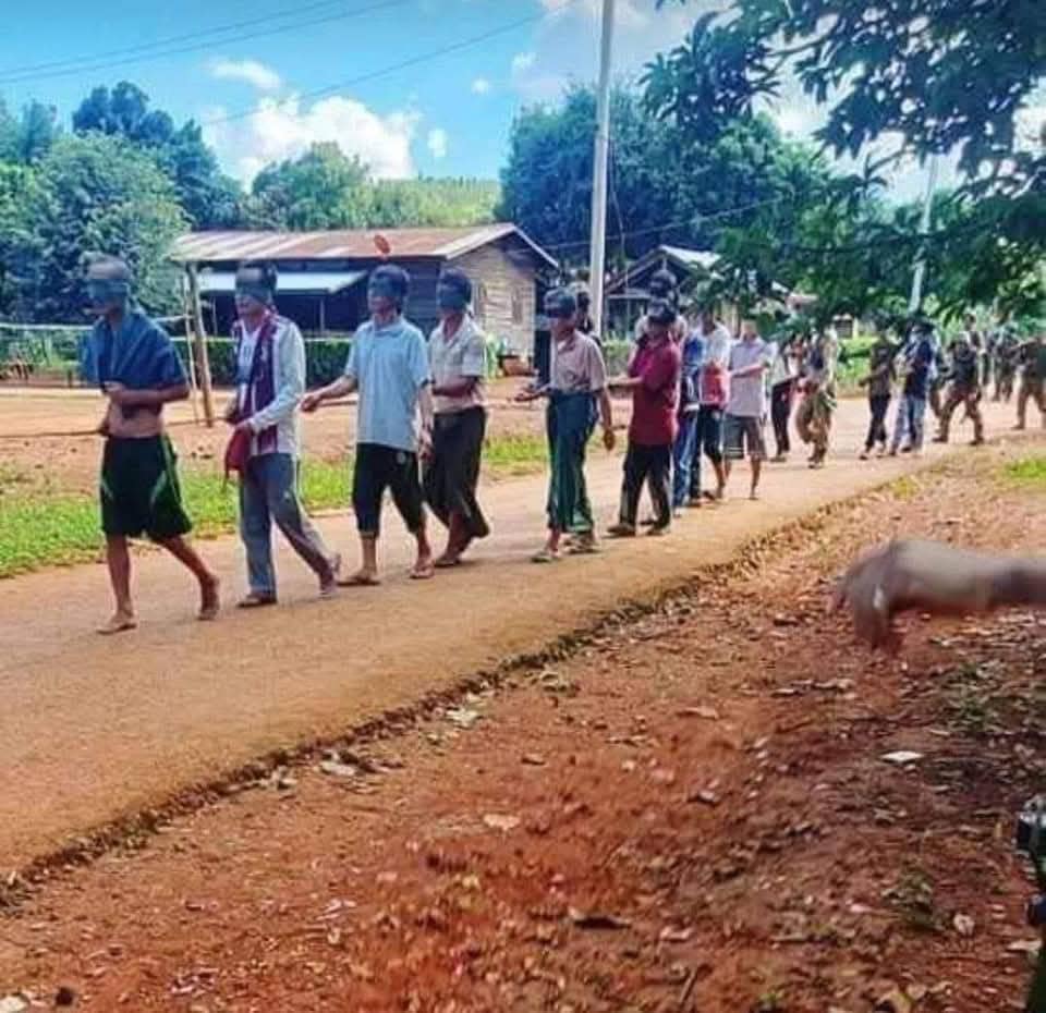 (၂၀၂၁က ဖယ်ခုံမြို့နယ် ရွှေပြည်အေးရွာသားများအား လူသားဒိုင်းအဖြစ်အသုံးပြုရန် စစ်တပ်က ဖမ်းဆီးခေါ်ဆောင်လာစဉ်။ ဓာတ်ပုံ - CJ)