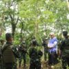 (NUG ပြည်ထောင်စုဝန်ကြီးချုပ် မန်းဝင်းခိုင်သန်း ၂၀၂၂ ဇွန်လအတွင်းက ရှေ့တန်းစစ်စခန်းတစ်ခုသို့ သွားရောက်ပြီး PDF ရဲဘော်များအား တွေ့ဆုံနေစဉ်။ ဓာတ်ပုံ - NUG)