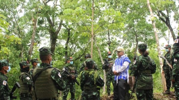 (NUG ပြည်ထောင်စုဝန်ကြီးချုပ် မန်းဝင်းခိုင်သန်း ၂၀၂၂ ဇွန်လအတွင်းက ရှေ့တန်းစစ်စခန်းတစ်ခုသို့ သွားရောက်ပြီး PDF ရဲဘော်များအား တွေ့ဆုံနေစဉ်။ ဓာတ်ပုံ - NUG)