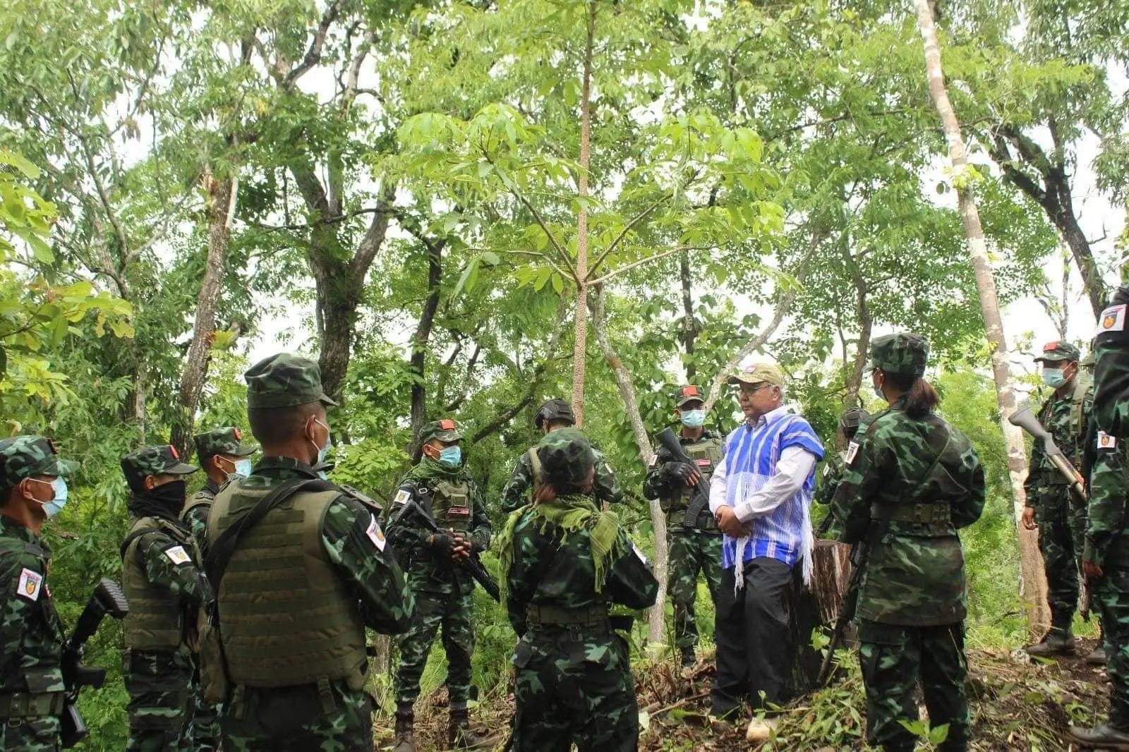 (NUG ပြည်ထောင်စုဝန်ကြီးချုပ် မန်းဝင်းခိုင်သန်း ၂၀၂၂ ဇွန်လအတွင်းက ရှေ့တန်းစစ်စခန်းတစ်ခုသို့ သွားရောက်ပြီး PDF ရဲဘော်များအား တွေ့ဆုံနေစဉ်။ ဓာတ်ပုံ - NUG)