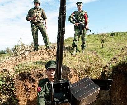 (ကချင်လွတ်လပ်ရေးတပ်မတော် (KIA)မှ ရဲဘော်များ ရှေ့တန်းတနေရာ၌ လက်နက်ကြီးဖြင့်ပစ်ခတ်ရန် ချိန်ရွယ်နေစဉ်။ ဓာတ်ပုံ - Getty Images − ပုံအဟောင်းအသုံးပြုထားပါသည်)