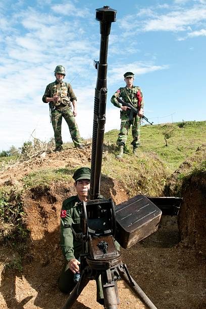 (ကချင်လွတ်လပ်ရေးတပ်မတော် (KIA)မှ ရဲဘော်များ ရှေ့တန်းတနေရာ၌ လက်နက်ကြီးဖြင့်ပစ်ခတ်ရန် ချိန်ရွယ်နေစဉ်။ ဓာတ်ပုံ - Getty Images − ပုံအဟောင်းအသုံးပြုထားပါသည်)